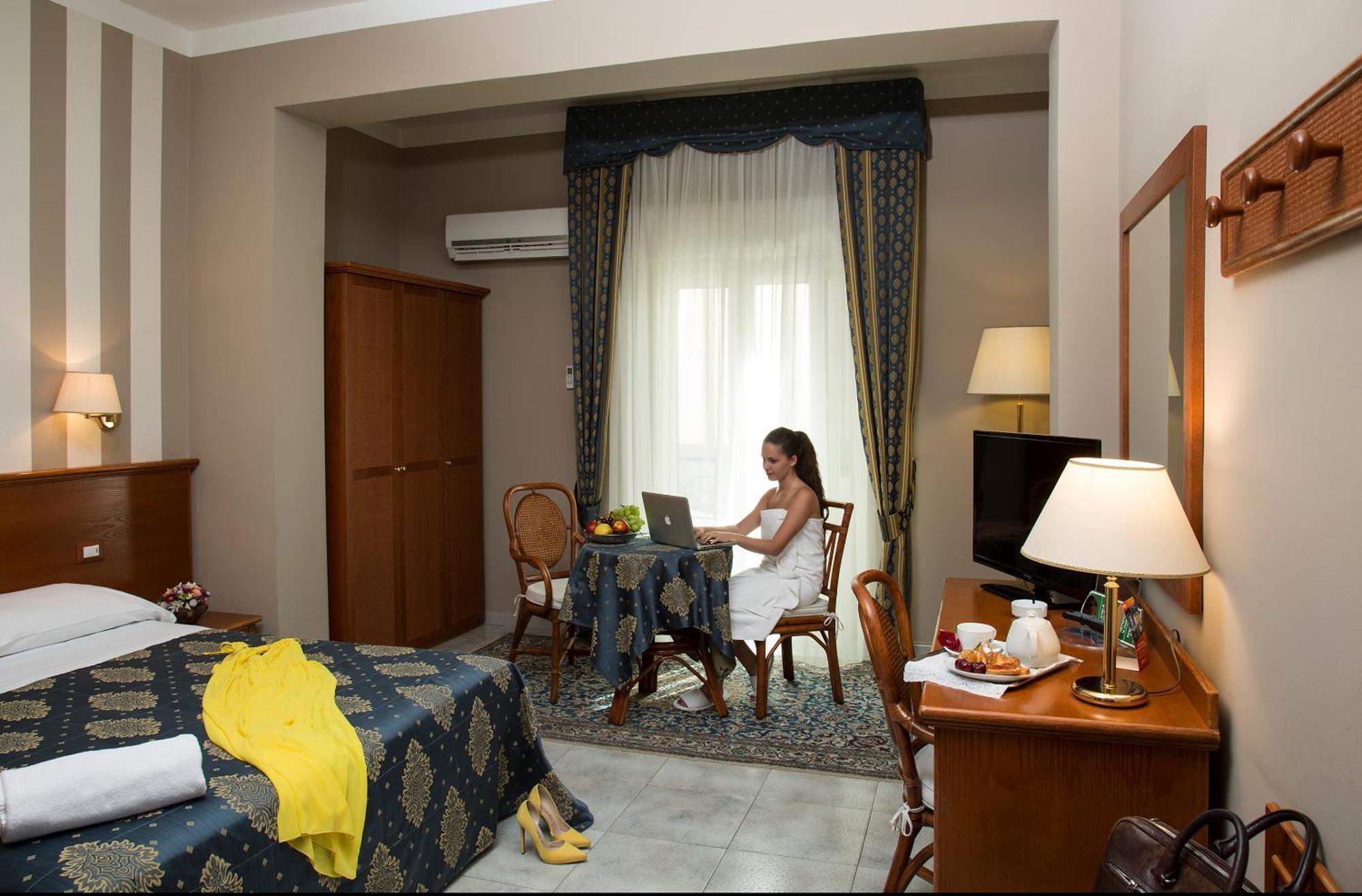Hotel Redebora Torregrotta Quarto foto